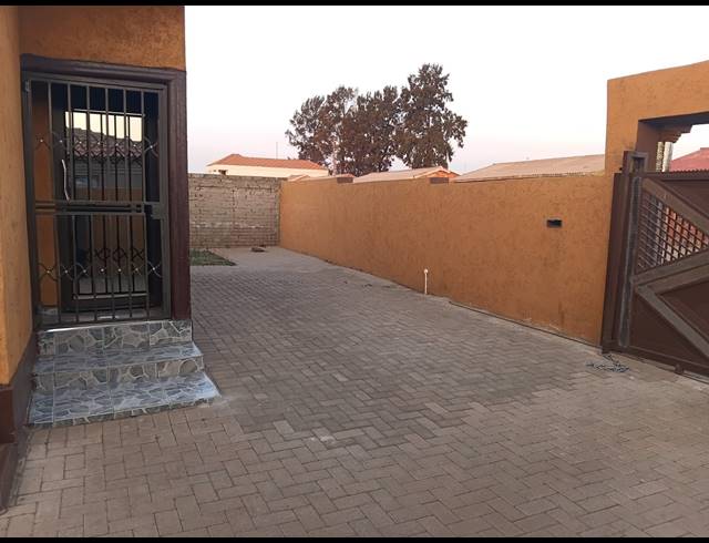3 BEDROOM HOUSE FOR SALE IN SEBOKENG ZONE 14